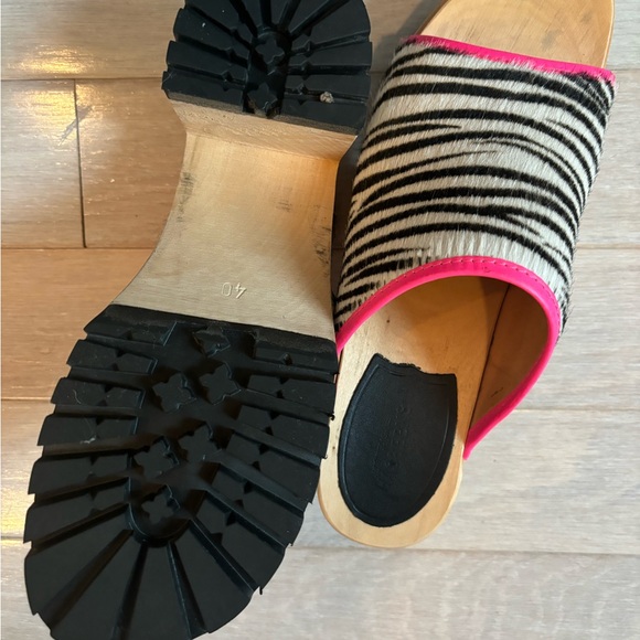 Swedish Hasbeens Zebra mule with neon pink trim. Size 40 - Picture 5 of 5